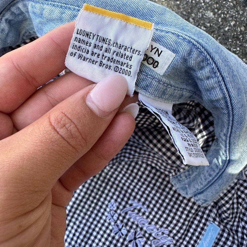 2000 tweety button down - Picture 4 of 4